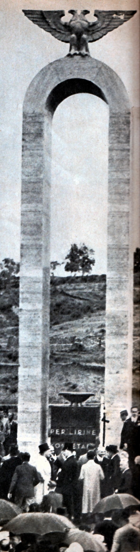 Inaugurimi i monumentit të pavarësisë së Shqipërisë, më 1937 apo 1938, me Galeaxo Çianon..jpg